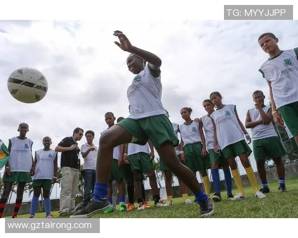 足球明星与孩子们的幸福生活揭秘:他们如何平衡事业与家庭 足球明星与孩子们的幸福生活揭秘:他们如何平衡事业与家庭
