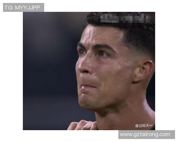 足球明星在失利后深感自责的瞬间展现了他们对比赛的热爱与责任感