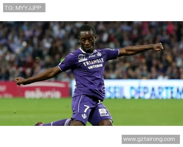 外号眼镜蛇的足球明星如何在赛场上展现惊人技巧与魅力