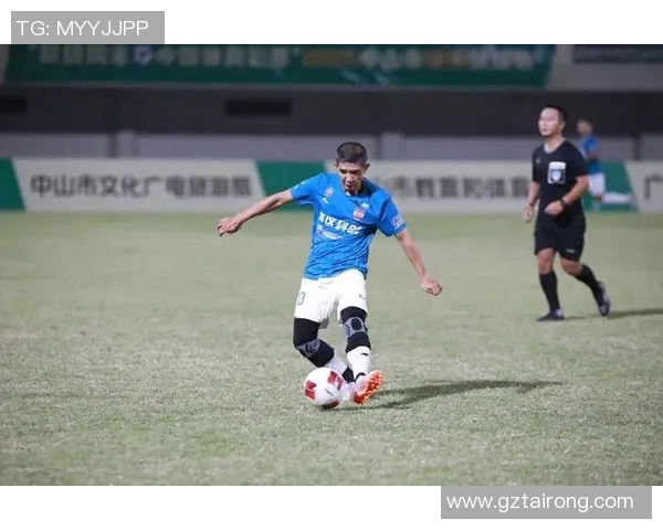 足球明星与儿子同场竞技父子默契瞬间引发全场瞩目 足球明星与儿子同场竞技父子默契瞬间引发全场瞩目