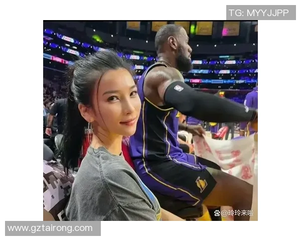 足球明星与詹姆斯亲密互动精彩视频回顾引发球迷热议 足球明星与詹姆斯亲密互动精彩视频回顾引发球迷热议