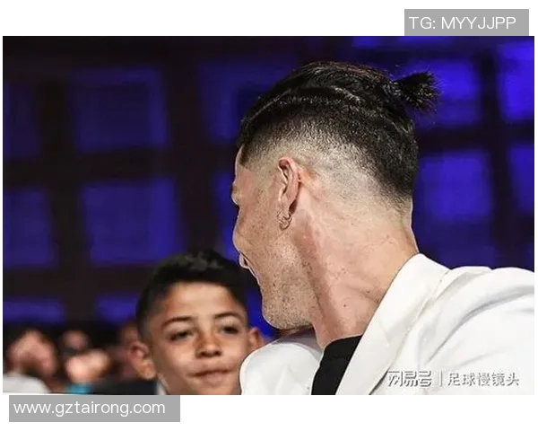 足球明星小辫头的魅力瞬间展现与风格解析 足球明星小辫头的魅力瞬间展现与风格解析